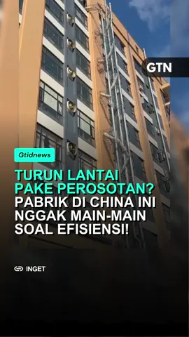 Bukan buat main, perosotan ini dipasang di pabrik tekstil Tiongkok sebagai jalur cepat antar lantai. Solusi unik ini dipakai untuk mempercepat mobilitas pekerja tanpa harus nunggu lift atau naik turun tangga. Efektif, efisien, dan beda dari yang lain. Inovasi sederhana yang bisa bikin kerjaan jadi lebih cepat beres. Sumber: Arsitekturpedia.