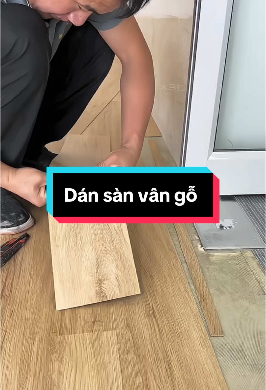 COMBO 20 Miếng nhựa lót sàn giả vân gỗ sang trọng, có keo sẵn dễ dán, giá rẻ. #GamingOnTikTok #giadinhviet #giadungtienich #dogiadunhthongminh #miengnhualotsan #lotsangiavango #miengnhualotsangiavango #xuhuong 