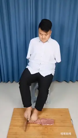 虽然失去一双手臂，只要意志坚强，努力拼搏，就能战胜眼前的困难，加油。#amputee #amputeelife #amputeestrong