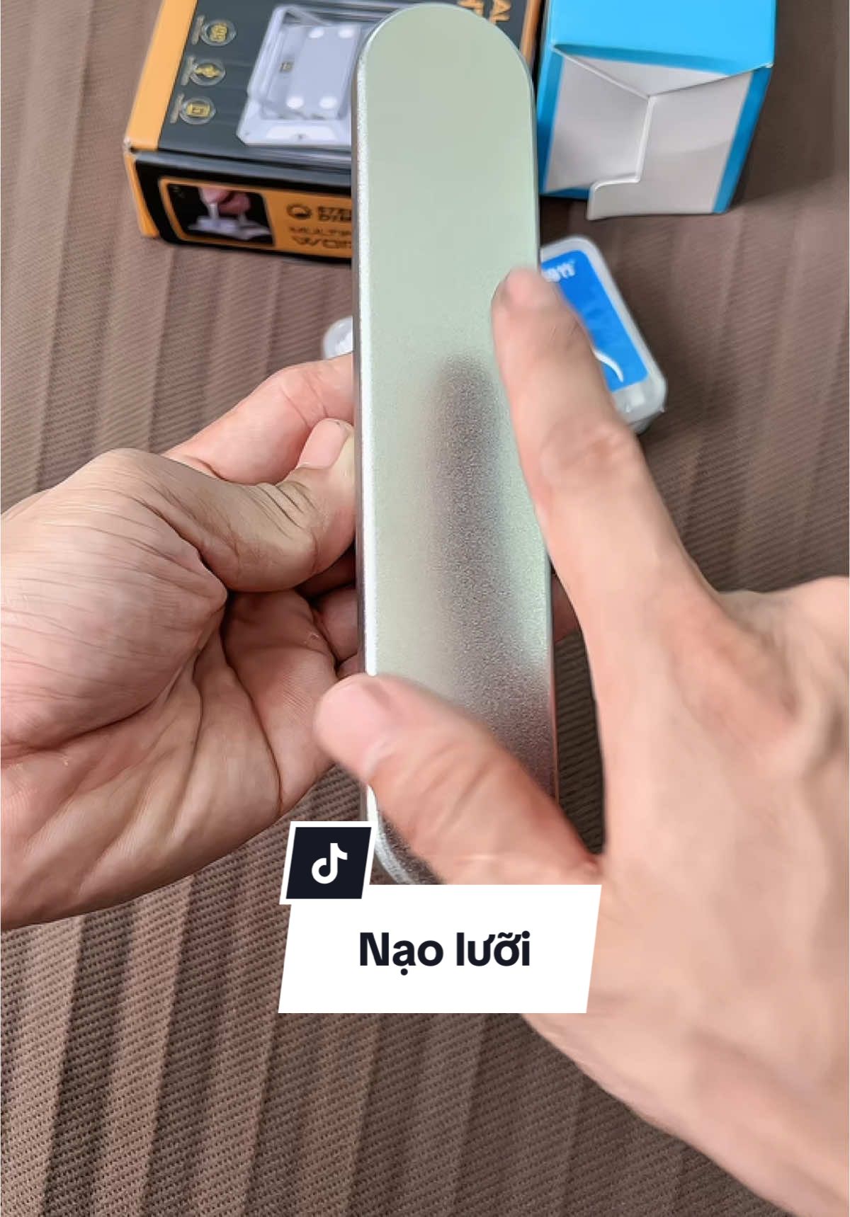 Dụng cụ nạo lưỡi kèm hộp tăm nha khoa. #dungcunaoluoi #dungcuvesinhluoi 