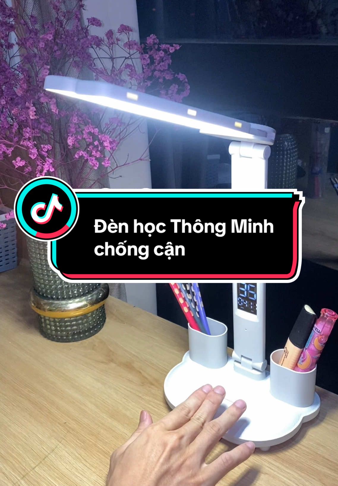 Đèn học thông minh của tuiii 💡📗👩‍🏫 #denhocchongcan #denhocdeban #denhoctichdien #denhoctotchomat #trending #fyp #xaykenhtiktok #tapxaykenh 