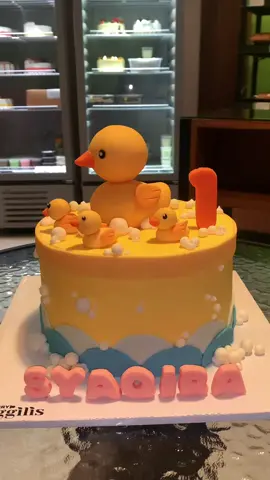 Custom Cake Anak Duck 🐤 Harga : 280.000 Harga belum termasuk huruf/angka fondan 1.500/pcs  info pemesanan chat admin : 0811-3399-104 📍Jalan Menganti Karangan No 17,Wiyung (sebelah salon GB/Loundry) #bakery #tenggilis #wiyung  #kuetart #customtartsby #customtartsurabaya #4u  #bebek #duck  #fyppppppppppppppppppppppp 