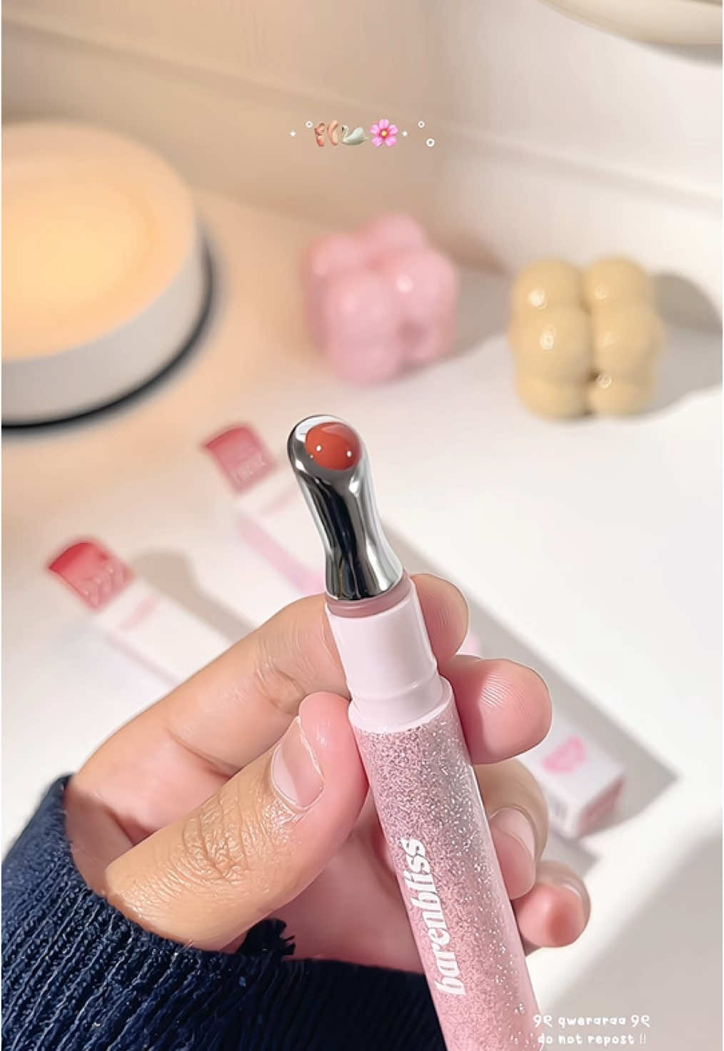 bnb si paling gabisa diem launching sekte lippie yg gemes + unik🥹 cukup diputer puter aja, bikin bibir jadi glossy dan stainnya jugak oke bgt😍💗 #lipproduct #lippies #liptintviral #lipcerin #barenbliss #lipgloss #glossylips #juicylips #MakeupRoutine #BeautyTok #berandatiktok #fypage 