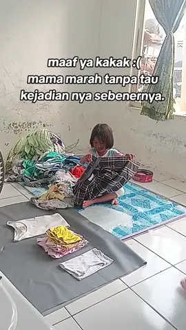 kronologi : adek mau ajak main kk.  padahal kk lg bantu emaknya lipat baju.  kk minta adek jgn deket2 sampe jatoh. eh emaknya malah langsung marah2 :( btw itu kk cuma lipet baju2 yg kecil ya. diawal video emak nya lg ambilin sarapan bapaknya sebelum berangkat kerja.  jd ini tadinya memang bikin video buat konten rutinitas lipat baju bareng krucils.  trus pas mau ngedit. nemu ini..  langsung mewek dan langsung minta maaf ke kk :( udh sering bgd belain adek.  tp biar kk tau di hati mama  kk dan adek punya tempat masing2 di hati mama dan ga ada cinta yg lebih berat sebelah..  maafin mama yg masih belajar jd ibu yg adil tanpa membeda2kan ya nak. dan masih belajar untuk soft spoken. maafin mama yg slalu ngereog. :( langsung ba bi bu tanpa dengerin penjelasan kk.  tp percayalah abis mamanya minta maaf. bgitu tulus hati kk jawaban nya  