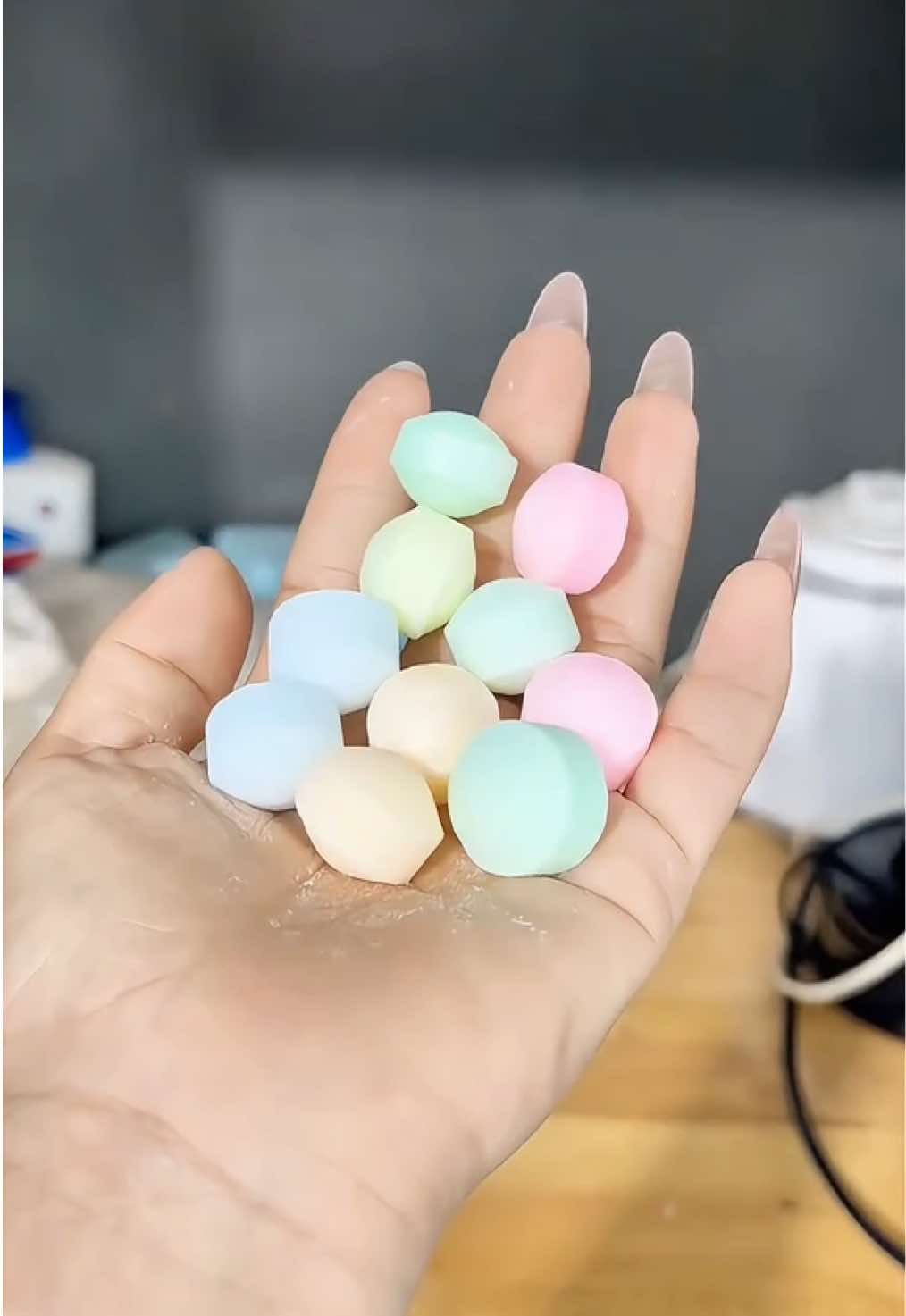 Cái gì chứ mùi hôi tủ quần áo là em chịu không nổi luôn! May mà có viên long não Thuận An, thơm nhẹ, sạch mùi, gián kiến bay biến hết trơn! Một viên bé xíu mà xịn dữ thần á mấy bà ơi! Ai chưa xài là thiệt đó nha 🧺✨”#xuhuong #thuytrieu91  #longnao #thuonghieuthuanan   #meonhacua #meovatgiadinh   #xoadieumuihoi #danhchogiankien   #muachuanha #tiktokgiadinh   #donthuachuan #gocnhacuame