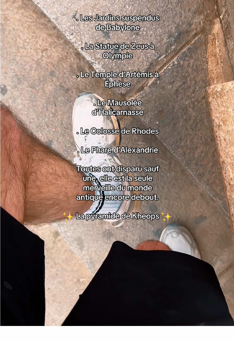 La Grande Pyramide de Gizeh est la dernière des sept merveilles du monde antique encore visible aujourd’hui. Construite il y a plus de 4 500 ans pour le pharaon Khéops, elle a survécu à l’épreuve du temps, aux guerres, aux séismes, aux pillages… alors que les six autres merveilles ont toutes disparu. Elle se dresse encore, massive et silencieuse, sur le plateau de Gizeh, comme un pont entre les vivants et l’Antiquité. Des millions de blocs de pierre, assemblés avec une précision fascinante, sans machines, dans un monde qui n’avait ni fer, ni roues modernes. #egypt #egypteantique #kheops #pyramide 