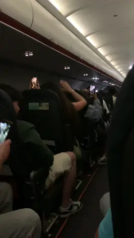 Mi viaje de ayer London-Ibiza con easy jet fue un auténtico horror!!pasé miedo , un avión lleno de auténticos animales ingleses!! Todo el mundo de pie, chillando chicos pegandose, bebiendo botellitas de alcohol una detrás de otra… impidiendo a los asistentes del avión hacer su trabajo! Un auténtico infierno!!! Este vídeo solo és el final, lo que paso durante el trayecto no pude grabar.. antes de subir al avión ya iban borrachos, colocados! Tomando pastillas y alcohol a la vez( lo vi con mis propios ojos) fue un vuelo de 2h1/2 muy muy salvaje! Esto no se puede permitir! No deberían dejar subir a esta gentiza al avión ni vender alcohol dentro! No queremos este tipo de turismo en Ibiza, que se queden en su casa!! Lo pasé muy muy mal.. y los azafato@D sin poder hacer nada porque Como controlas dentro de un avión a estos animales salvajes?? Tiene que haber una solución!!! @easyJet #easyjet #turismoinglés #turismoibiza #animales #viajes #londonlife #londresibiza #londontiktok #ibizalondres #inseguridadavion #turismodecalidad 