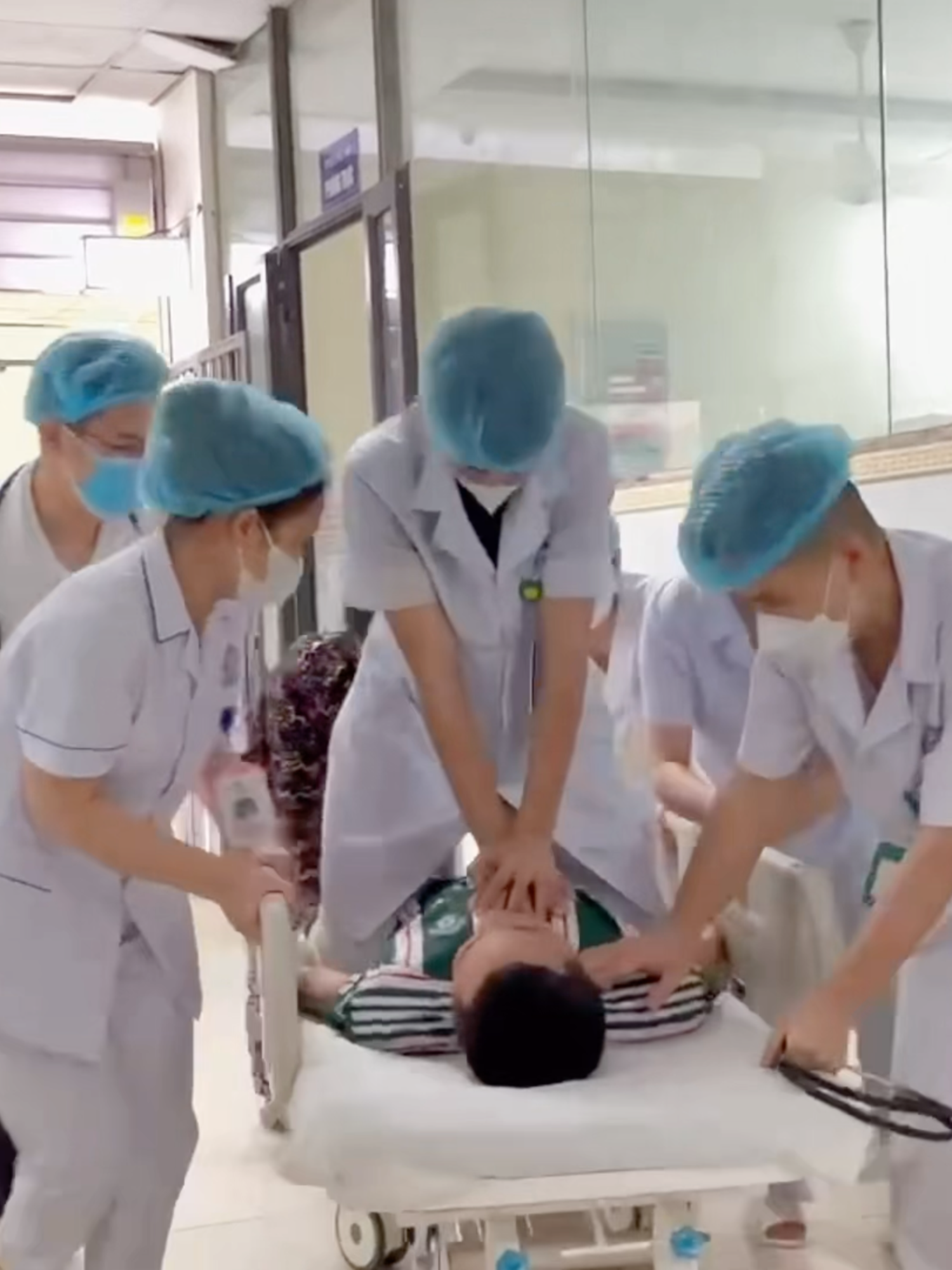 Trong những thời khắc sinh tử, khi sự sống chỉ còn được đong đếm bằng từng nhịp tim, những “chiến sĩ áo trắng” vẫn kiên cường giành lại hy vọng bằng tất cả trái tim và niềm tin không bỏ cuộc 📷 * Tái hiện ca cấp cứu ngừng tuần hoàn tại Khoa Hồi sức cấp cứu - BVĐK Phúc Thịnh! #BVDKPhucThinh #BVĐKPhúcThịnh #xuhuong