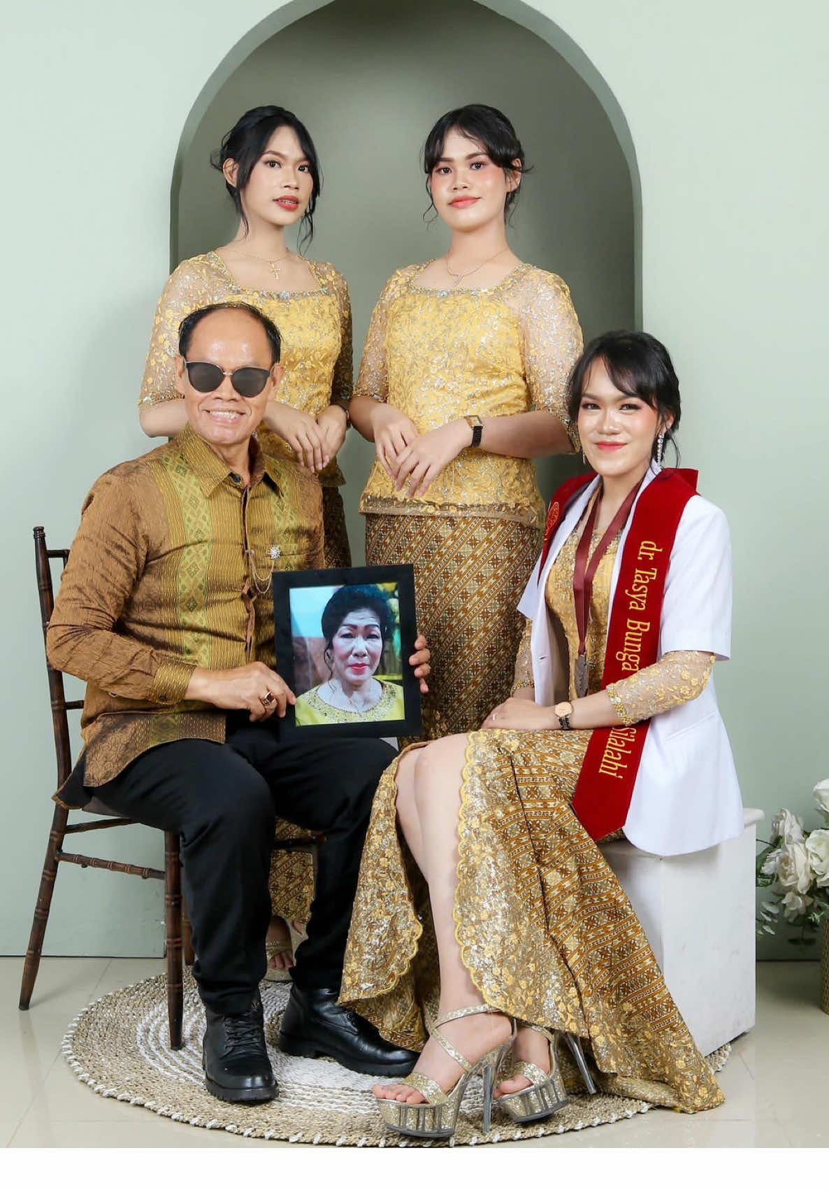 Terima kasih mamak dan bapak sayang. ❤️❤️  Berkat doa, kerja keras, dan cinta kalian, akhirnya boru panggoaran kalian bisa mendapat gelar dokter. Sayangnya mamak yang paling semangat mendukung keempat anaknya jadi dokter, gak bisa hadir. Tetap doakan dan lihat kami dari surga ya mamak sayang. #sumpahdokter #hippocraticoath #dokter #kedokteran #fakultaskedokteran #usu #universitassumaterautara #borupanggoaran #batak #family #fyp 
