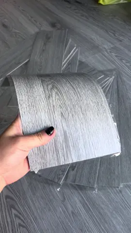 Tấm nhựa dán sàn có keo sẵn dán tiện lợi