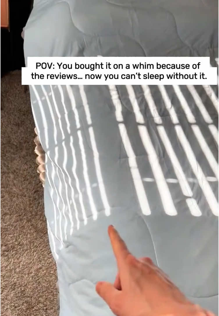 Say goodbye to night sweats — this blanket is a game changer🔥 #NightSweatRelief #CoolingComforter #BedHack #WellnessTips #sleepcooler #cooling #coolingblanket 