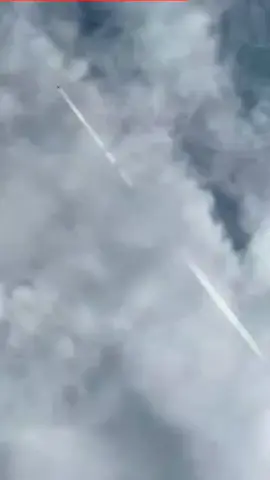 WASPADA HARUS, PANIK JANGAN.!!  STAY SAFE SOBAT BUMI SEMUANYA DIMANA PUN BERADA.  Beberapa hari kebelakang, banyak netizen yg menyaksikan fenomena dilangit, dan mereka menduga adanya plan pademic.  kalo menurut kalian gimana??  #breakingnews #langit #waspada #panikjangan  #staysafeeveryone  #chemtrail 