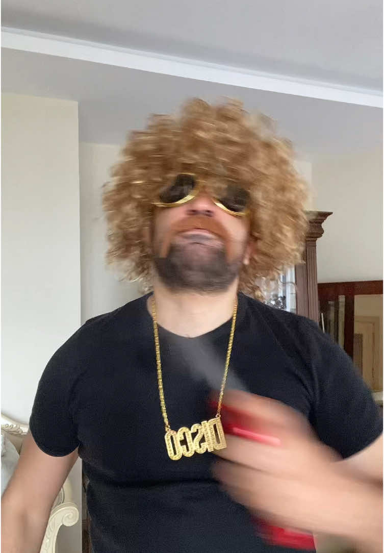 Old Spice kullanan erkek ferahlığı diye bir şey var gerçekten. Sen de kameranı aç ve Bi’ Ferahlık Geliyor sesini kullanarak Old Spice ile ortamın en ferah erkeği nasıl olur bize göster. Videonu #OrtamınEnFerahıOl hashtag’i ile paylaşmayı unutma!#işbirliğii