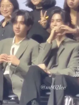 they never let each other to make a heart alone, because it can only be complete when it’s the two of them🫶🏻🖤🤍 cr.to the owner #perthsanta #perthtanapon #santapongsapak #perthppe #santapp #fyp 