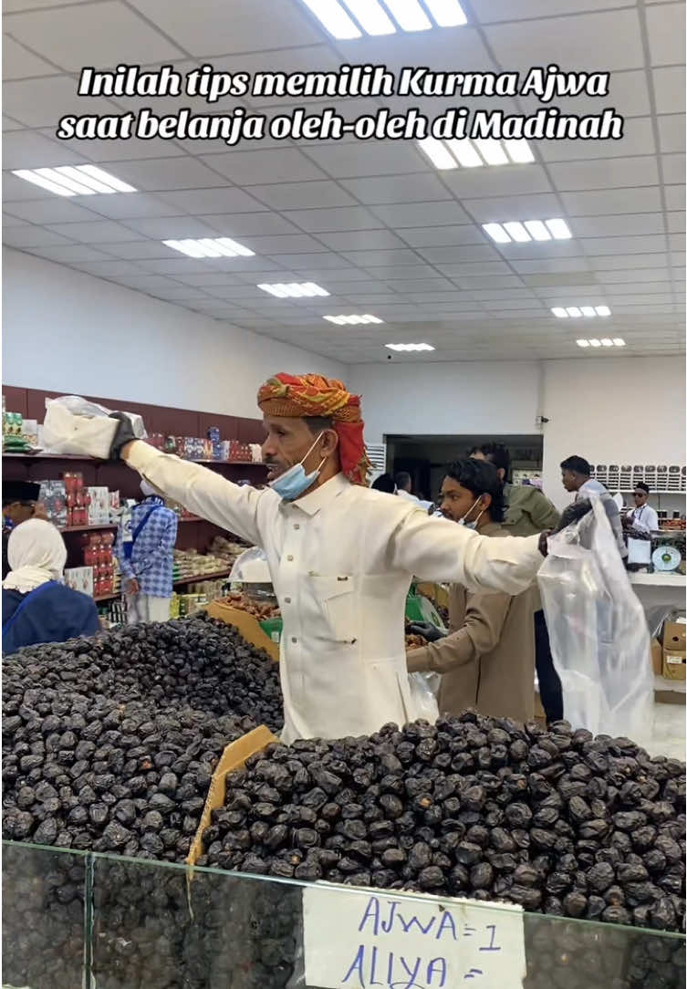 ✅ 1. Pastikan Asalnya: Ajwa Asli Hanya dari Madinah Menurut Kementerian Pertanian Saudi, Ajwa hanya tumbuh di Madinah, terutama daerah seperti Aliyah dan Quba. Produk yang mengklaim “Ajwa” tapi berasal dari luar Madinah bukan Ajwa asli. ✅ 2. Cek Sertifikasi atau Label Asli Madinah Kurma Ajwa berkualitas sering disertai label atau segel resmi “Ajwa Al-Madinah” atau “Saudi Dates Center Certified”. Pedagang resmi biasanya menyebutkan grade atau asal kebunnya. Ajwa premium umumnya disebut Ajwa Aliyah. ✅ 3. Perhatikan Ukuran dan Warna Ajwa asli memiliki ukuran kecil hingga sedang, berwarna kehitaman pekat dengan semburat coklat, dan permukaan agak keriput. Ajwa palsu atau oplosan cenderung lebih besar, warna hitam mencolok, atau terlalu mengkilap karena dipoles. ✅ 4. Rasakan Tekstur dan Rasa Ajwa asli memiliki tekstur empuk dan lembut saat dikunyah, tidak keras atau terlalu kering. Rasanya khas: manis alami dengan sedikit rasa rempah. Ajwa yang hambar atau terlalu manis biasanya kualitas rendah atau dicampur. ✅ 5. Beli di Tempat Terpercaya Beli di toko resmi seperti di area Pasar Kurma (Souq al-Tamr), kebun Ajwa langsung, atau toko kurma bersertifikat di sekitar Masjid Nabawi. Hindari pedagang kaki lima yang tidak bisa menjelaskan asal atau grade-nya secara jelas. #kurmaajwa #ajwamadinah #oleholehumroh #kurmapremium 