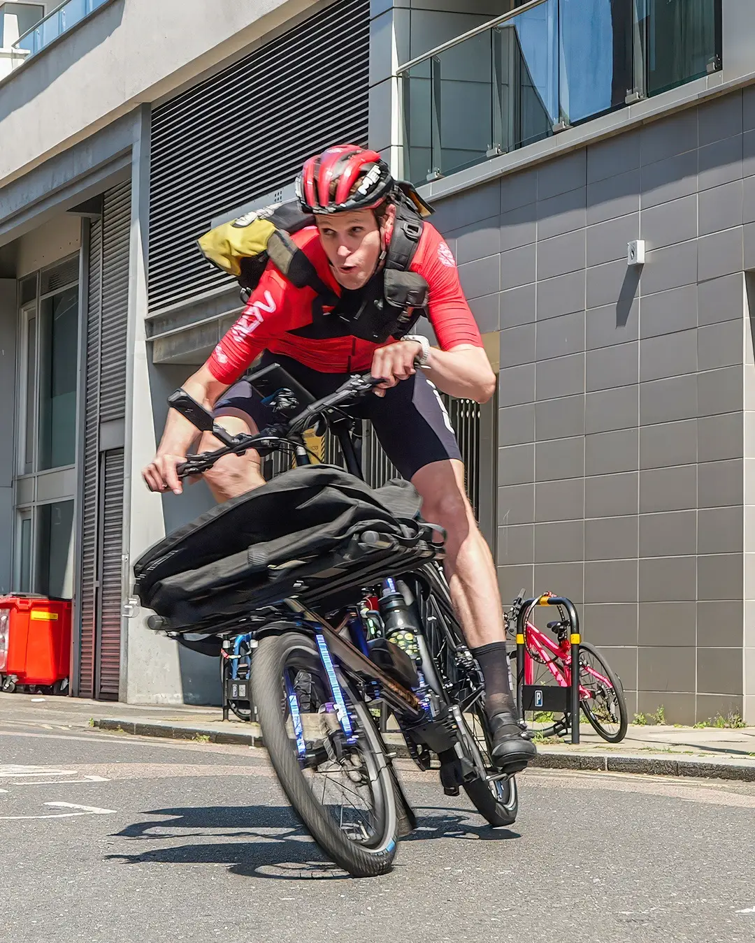 🇬🇧 Bike couriers are London's unsung heroes of the streets. When it comes to zipping important packages across town, nothing beats two wheels in tight traffic! But gone are the days of fixies weaving through buses - now it’s all about the mighty e-cargo bike⚡️ Conor recently got to join a seasoned messenger to see if he’s got what it takes to survive a day in the saddle. 🎥 Can he handle the hustle? 👉 Video link in bio! #bikelife #courier #cyclecourier #bikecourier #bikemessenger