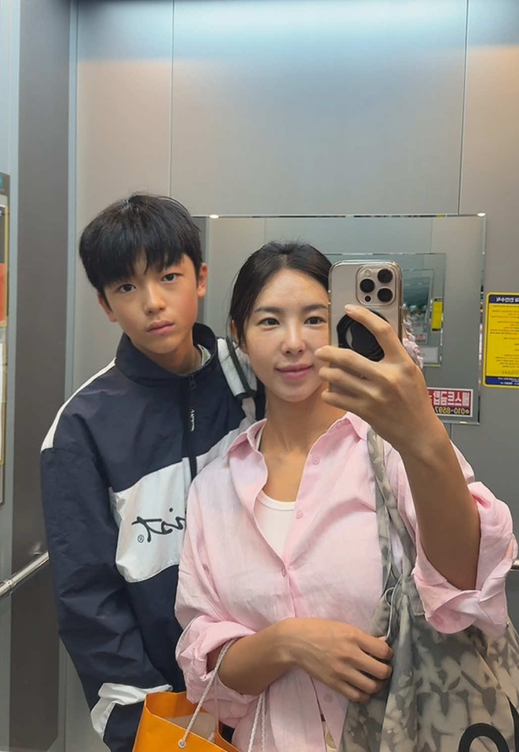 🏸 🤍 초등 저학년 때부터 주말도 반납하고 매일 운동 나가는 규원이.. 학교 수업 마치고 곧장 체육관으로 향해 밤까지 훈련하고도 집에 와선 조잘조잘 얘기하고 웃고 장난도 잘 치는데… 아침엔 피곤함이 몰려오는지 말도 없고 잘 웃지도 않고 힘들어하니까.. 그 모습 보면 마음이 뭉클해져. 아직 어린 몸에 이 큰 루틴을 버텨내는 인내심과 성실함이 정말 대단하다고 생각해! 꼭 운동선수가 되지 않더라도 너의 끈기와 태도는 어디서든 빛날 거야✨ 그 가능성을 믿는 엄마는 늘 너의 첫 번째 팬이고, 가장 단단한 지지자야🤍❤️ #배드민턴 #중등 #아들 #엄마 #성장 #아들둘 #맘스타그램