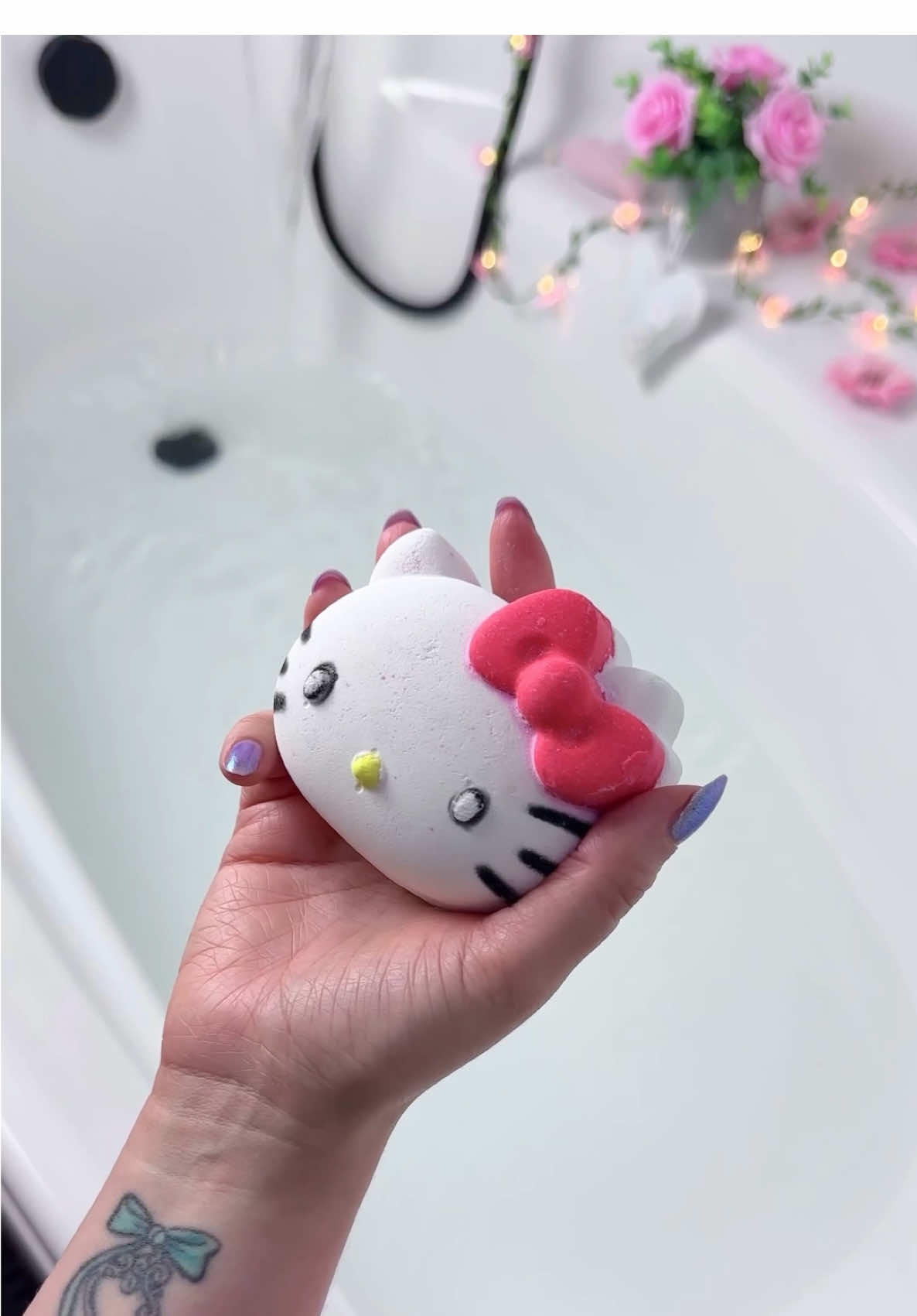 Hello Kitty bath time!~ 🎀🫧❤️ part II of the @LUSH x Hello Kitty and Friends collection bath bomb demos I’ll be sharing! 🥰 It’s time for the one and only Hello Kitty! The face of this collection for sure ☺️ her scent is a mix of the well known Snow Fairy and Milky Bath scent families from Lush 💗 such a sweet treat! 🍬 Fun facts— her nose is a tapioca pearl (yes, exactly🧋) and her bow a bath melt made with illipe butter 🎀 Absolutely enjoyed this one so much, the water was milky, creamy and very soft 🥰 But who’s next…? Kuromi 🖤 or Cinnamoroll 🤍? @Lush Nederland #lush #lushie #lushcommunity #lushbathbomb #lushbathbombs #bathbomb #bathbombs #hellokitty #hellokittyandfriends #lushxhellokittyandfriends #hellokittyandfriendsxlush #lushxhellokitty #hellokittyxlush #hellokittybathbomb 