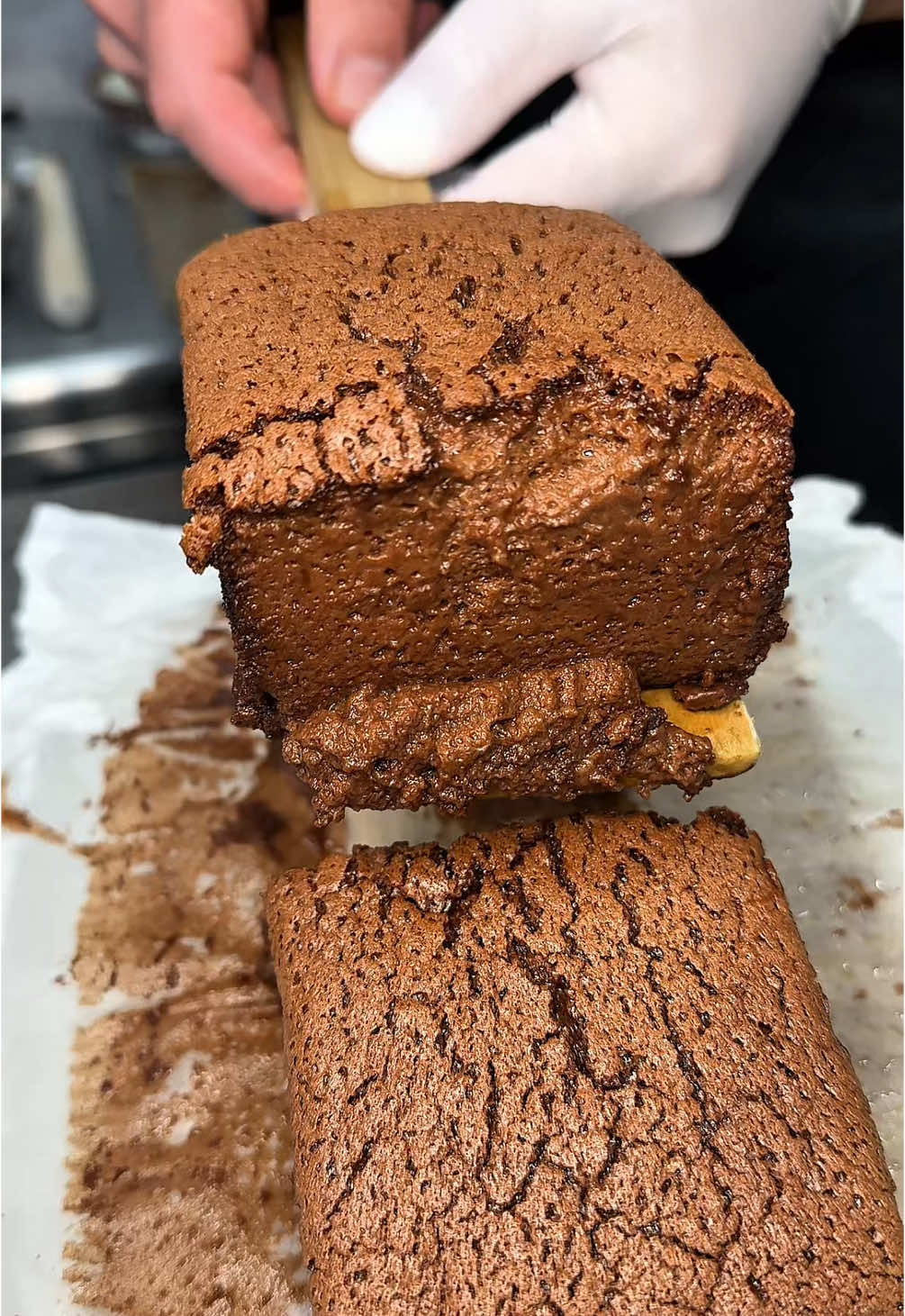 予約半年待ちの日本一のガトーショコラ🍫 ガトーショコラ5000円 「あなたの常識を覆す究極のガトーショコラ」をコンセプトに誕生した唯一無二のガトーショコラが評判を呼ぶ人気のお店！ 3種のチョコレートに平飼いの卵や北海道産の生クリームなど素材を惜しみなく使用！ メレンゲを含ませて焼き上げることでまるで雲のようにフワッととろける軽やかな口溶けが味わえる😋 🍚店名: THE LAB NAGOYA 住所: 愛知県名古屋市北区大杉1-19-10SAKUMACHI商店街 最寄駅: 尼ヶ坂駅から徒歩2分 営業時間: 11:00-17:00 定休日：日曜日 #名古屋グルメ#名古屋名物#Japanesefood#tiktokfood