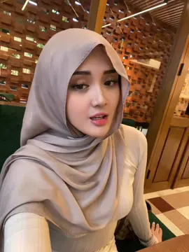 And the girl knows that he has a gf 