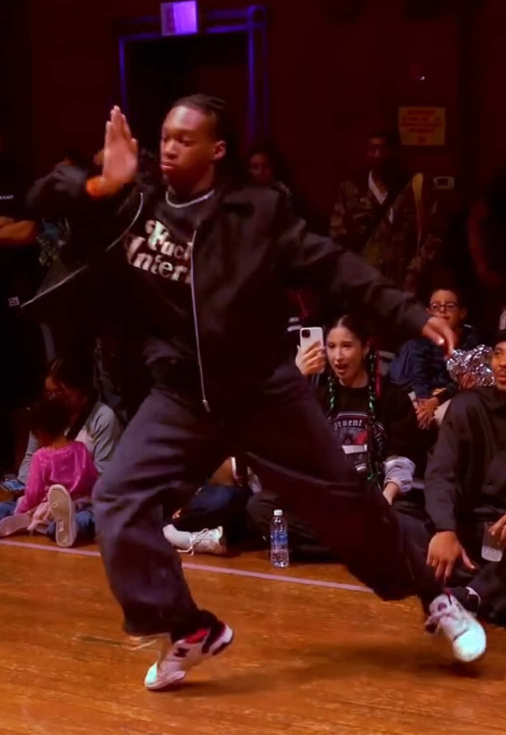 POPPING SERIES #13 Bassboy from shadowpuppetzcrew killing it 💥 playful & cheeky-unique style and control😵🔥 📹 jacodden #popping #poppin #poppingbattle #dancer #hiphopdancer #hiphopmusic #hiphopdance  #dancebattle #hiphopculture #fyp #battlefloor 