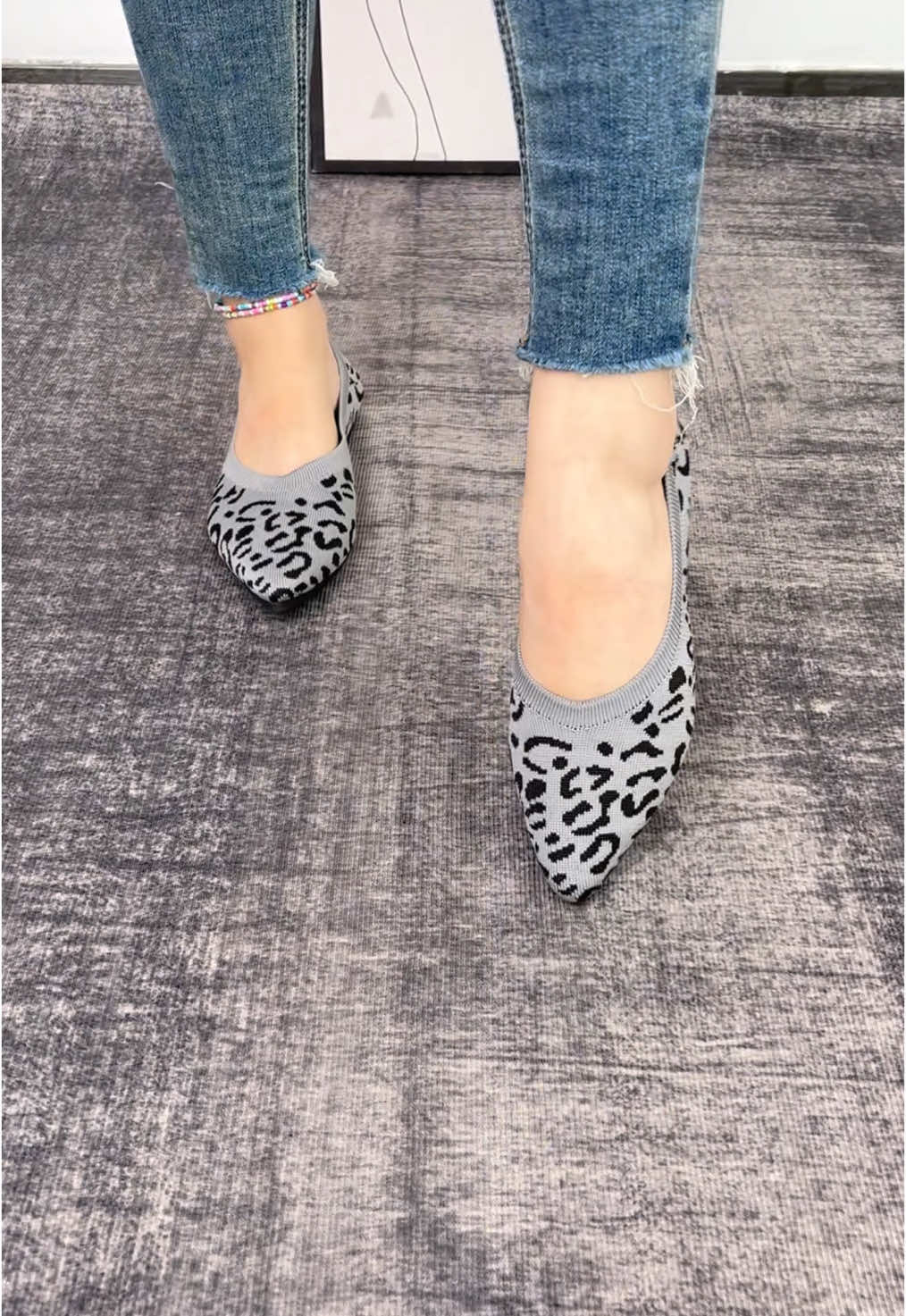 Fashionable leopard pattern slip-on flat shoes!!🥰💖🤩#comfortable #comfyshoes #viralshoes #trendyshoes #womenshoes #shoes #fashiontiktok #summershoes #fashionshoes #walkingshoes #tiktokmademebuyit #spotlightfinds #lightweight #convenient #SummerFashion #casualshoes #flats #flatshoes #leisure 