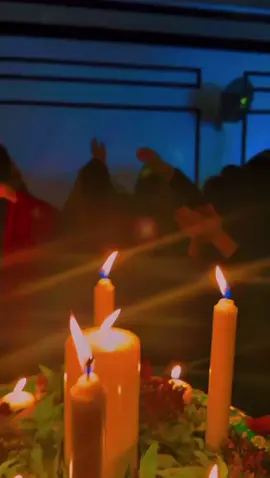يمَه ضُميني و أشعِلي دموع المُصاب، يمّه ذكريني من تُمر زفة شباب.