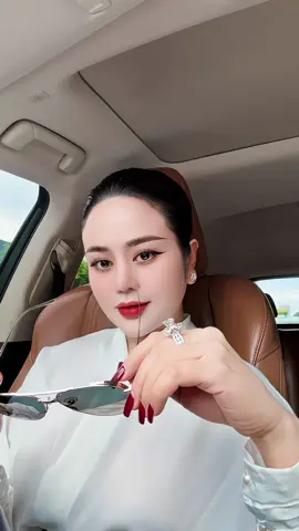 Nụ cười - khoản đầu tư miễn phí nhưng sinh lời vô hạn. Việc khó đến mấy, cười một cái cũng thấy nhẹ tênh🙂#NăngLượngTíchCực #xuhuongtiktok #lantoảyêuthương💗 #doanhnhan #giangleekorea 