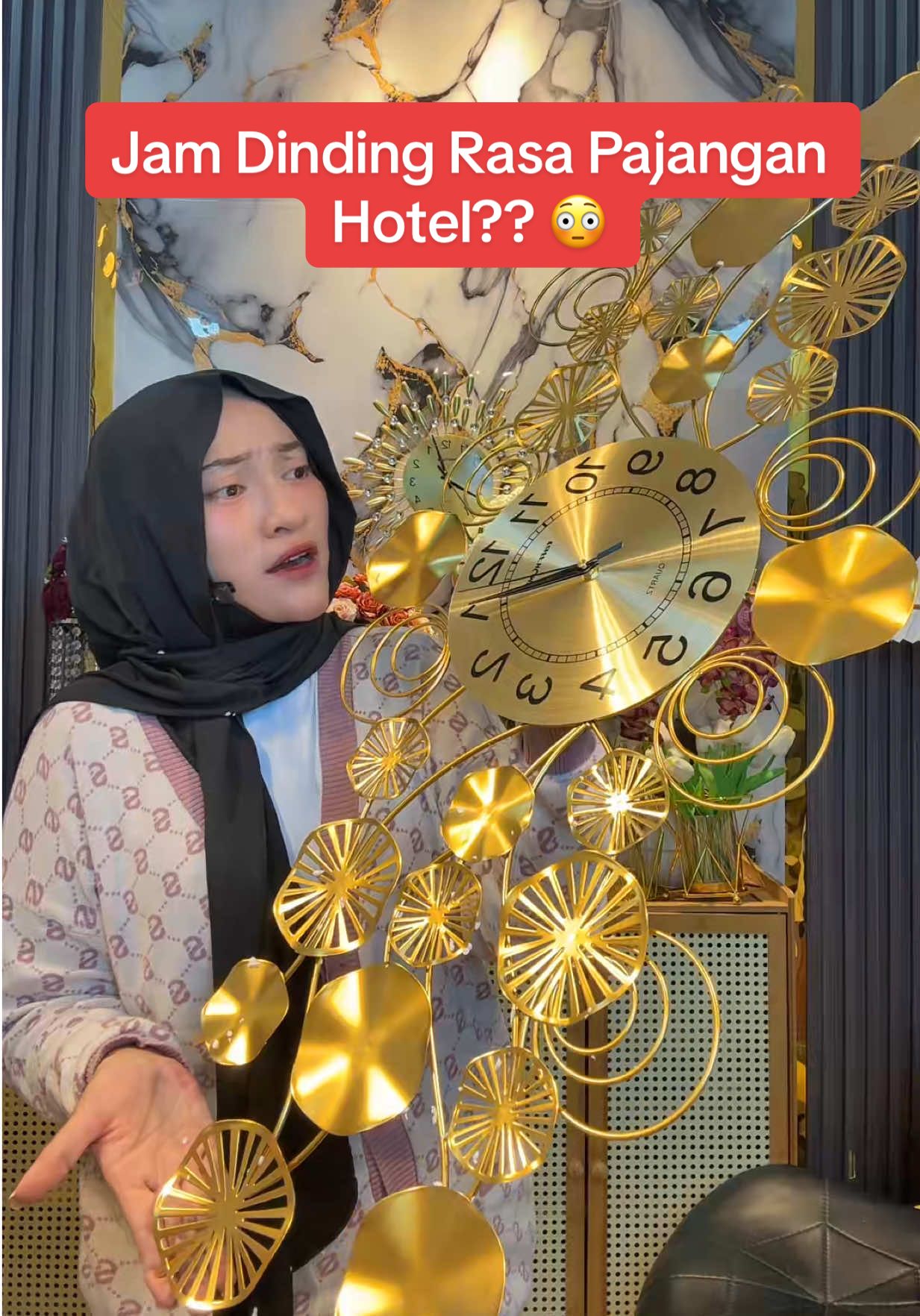 Pernah liat jam dinding sekeren ini belum sih? Desainnya ala Eropa, mewah banget, gold-nya gak lebay, elegan banget! Bisa sekalian jadi pajangan rumah — ruang tamu auto estetik. Yang paling aku suka: dia gak berisik! Jarum jamnya jalan silent banget. Harga? Gak nyampe sejuta! Padahal mirip banget sama jam pajangan yang biasa dijual di toko interior mahal 🤯 Beneran, ini jam dinding rasa hotel!. . #jamDindingmewah ##Jamdindingold #p#pajanganjamdindingp#promoguncang55c#cuantanpabatasw#wibgajians#satukontentiaphari