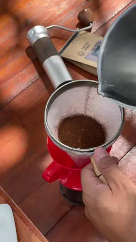 Essa é a melhor forma para se preparar café no coador de pano. #terracruzcafes #cafeterracruz #cafespecial #cafesespeciais 