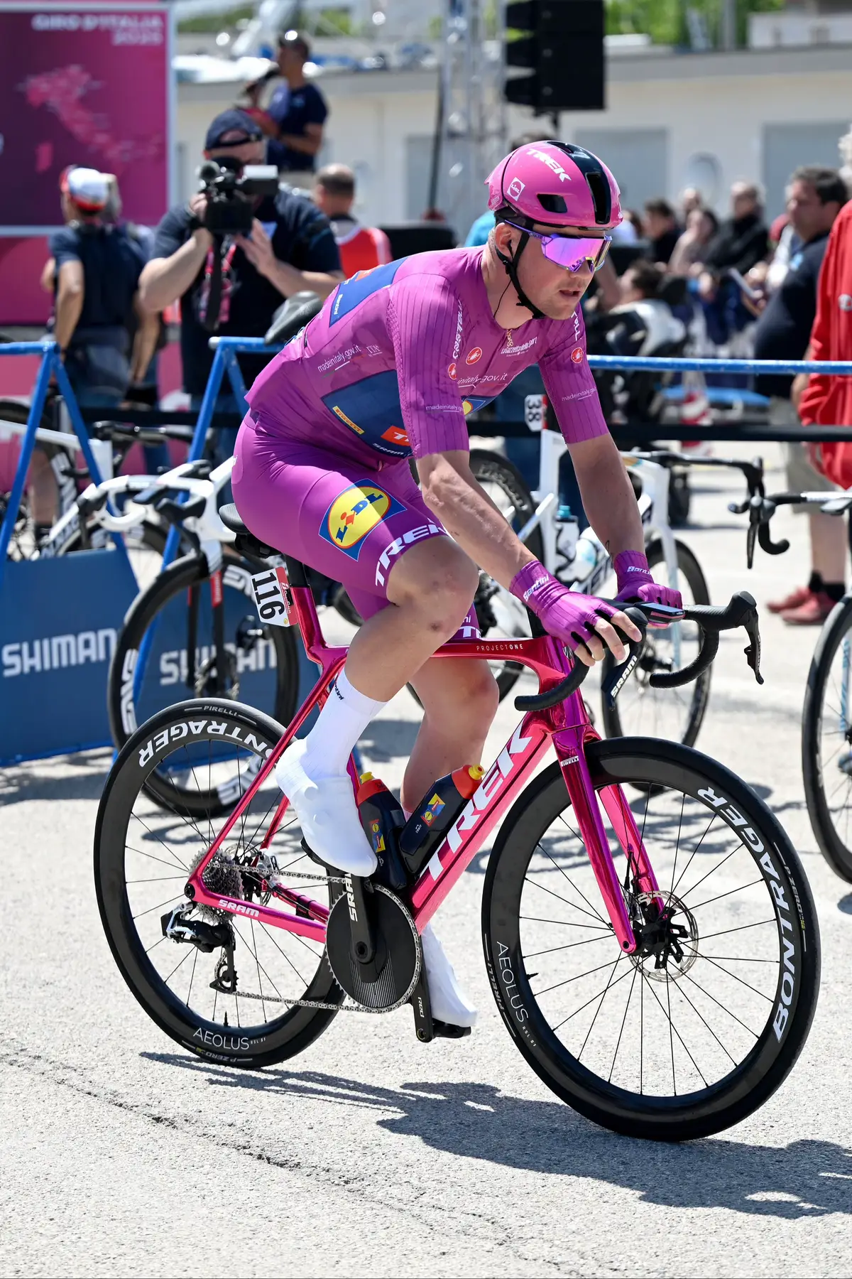 And just look at that custom Project One Madone 😍 #cycling #roadcycling #giro