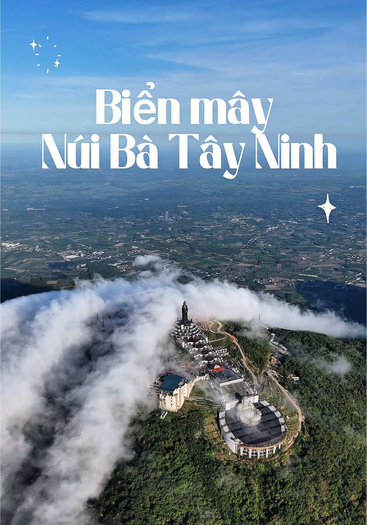 Biển mây trôi lững lờ, ôm lấy Núi Bà như ru lòng người lữ khách. Đứng giữa trời mây Tây Ninh… tự nhiên thấy lòng bình yên lạ thường. #Nuibaden #Bienmaytayninh #tayninhdaily #dieukytayninh #khoanhkhachiemco #flycamvietnam 