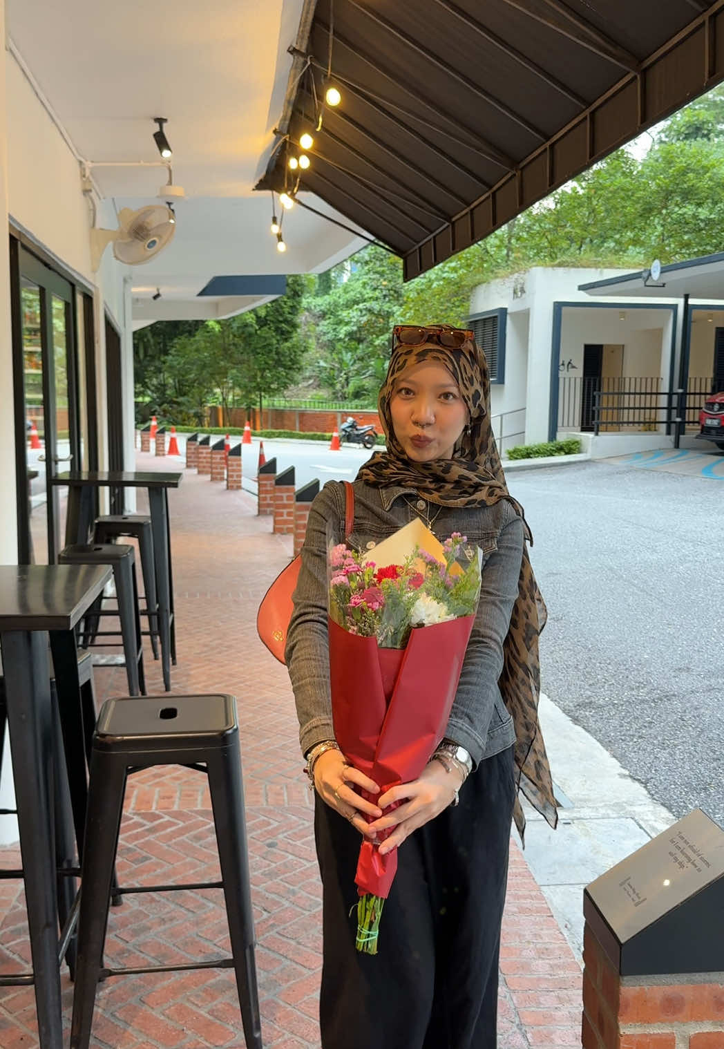 don’t really like flowers but when gifted >>>