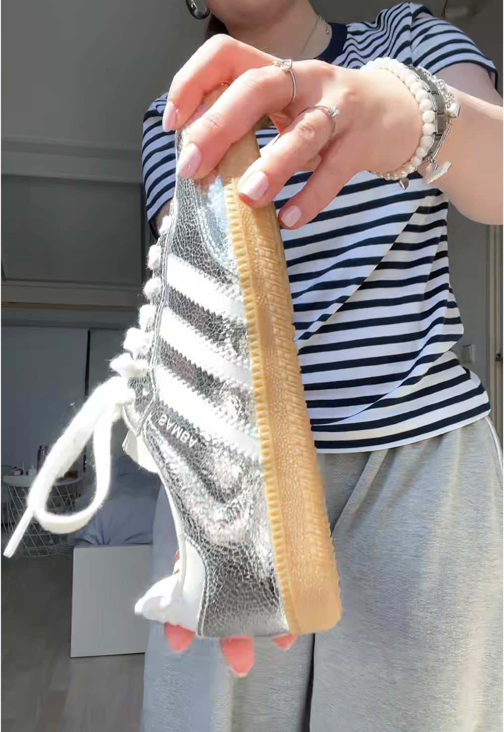 Adidas samba silver🪩 (ik moest zo lachen omdat ik wist dat het een slechte transition ging worden😭) #adidas #sambas #shoes #fashion #copenhagenstyle 