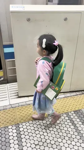 看看日本小孩从3岁开始，自己背书包，自己拿着雨伞，所有的自己的事情自己做，好厉害。