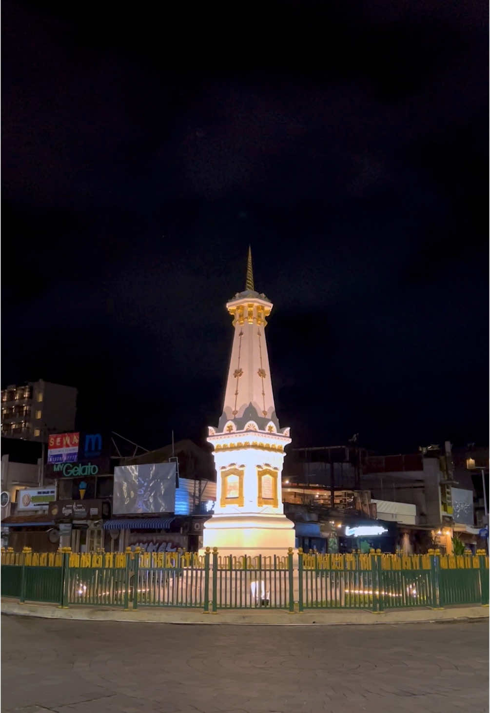 vibes tugu jogja malam hari #tugu #tugujogja #wisatajogja #malam #bilamalamkupelukbayangdirimu #lirik #laguviral #story #storywa #malioboro #yogyakarta 