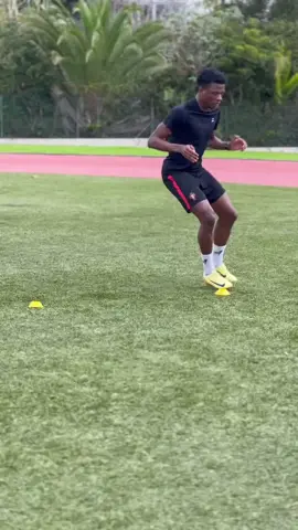 •first touch and mobility exercise          #soccertraining #footballtraining #sports #footballdrills #finishingtouches #ballmastery  #creatorsinsights 
