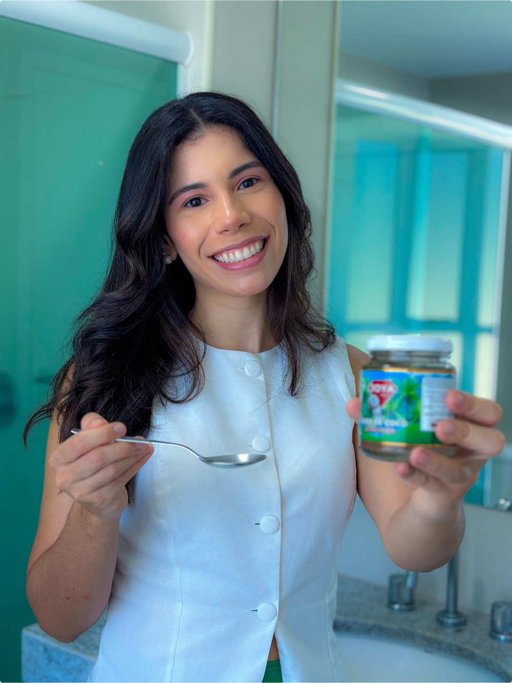 Você já ouviu falar de Oil Pulling?  O bochecho com óleo de coco extravirgem @Joya Rara pode trazer alguns benefícios para a saúde bucal, por conter ácidos graxos importantes que regulam a microbiota e ser rico em nutrientes e antioxidantes que estimulam a cicatrização, previnem infecções e têm ação antifúngica.  O ácido caprílico apresenta ação contra bactérias patogênicas, incluindo a Escherichia coli. O ácido láurico, ácido graxo primário do óleo de coco, possui atividade antimicrobiana comprovada de forma significativa contra algumas bactérias, vírus e fungos. E lembre-se que o 