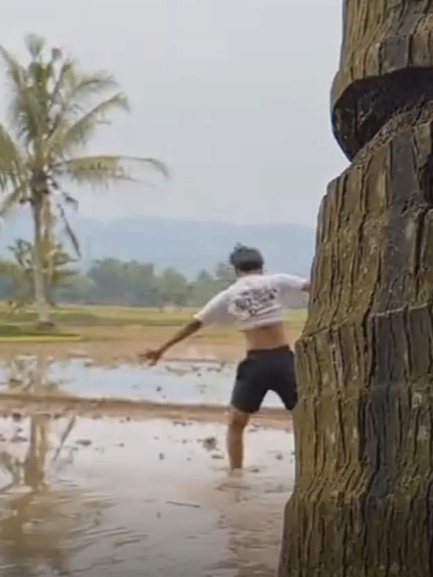 di sawah suruh cosplay ya gabisa emg udah habitat nya😭🤏🏻#najib #najibkusumawara #najibgwsm #najiblovers #kusumawara #gwsmlovers👹 #gwsmfamily #gwsm_editz #capcut #fyppppppppppppppppppppppp #fyp #fypage #fypbca #masukberanda 