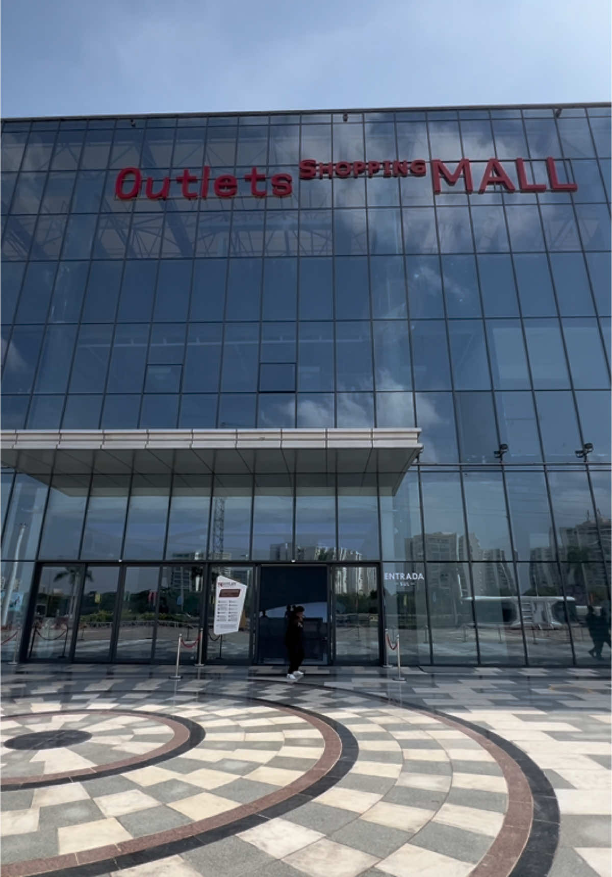 outlet fashion mall dispoe de serviços, moda, gastronomia, lifestyle e entertenimento | Nossa referencia de localização: Avenida Comandante Fidel Castro, km 30, em frente aos edifícios da cidade do Zango 0 O Outlets Shopping transforma o seu dia! 18:31