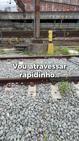 ✋ Não é atalho, é se arriscar! 🚫 Andar pelos trilhos ou atravessar a via pode parecer mais rápido, mas coloca sua vida e a de outras pessoas em risco.  ⚡ Trens não conseguem parar rapidamente e nem sempre fazem barulho antes de se aproximar. 🚂 Use sempre as passarelas, passagens subterrâneas ou rotas indicadas. Segurança em primeiro lugar! Compartilhe esse alerta. #cptm #trem #via #trilho #segurança #perigo