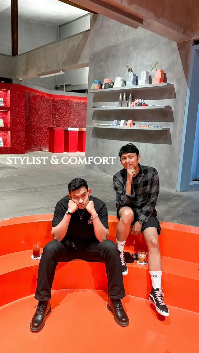kurang minat bersaing apalagi cari muka. kalo ada waktu luang lebih baik milih tidur, soalnya kita orangnya ngantukan.