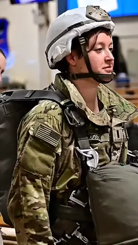 Female Paratroopers Jump from C-17 in Action #c17 #militarywomen #militarygirl #usaf #airforce #womeninuniform #militarylife #armystrong #strongwomen #femaleveteran #womeninmilitary #training #militarytraining #armylife #pilot