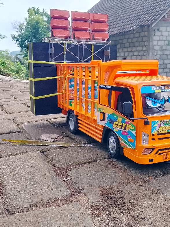 #miniatursoundsystem #soundminiatur #truckminiatur #minaturtrukoleng #soundsystemmalang #soundhoregjawatimur #soundkarnaval #brewog_audio #k5maximalaudio #riswandaaudio #kasembon_malang #karnaval2025  ORANGE MENYALA