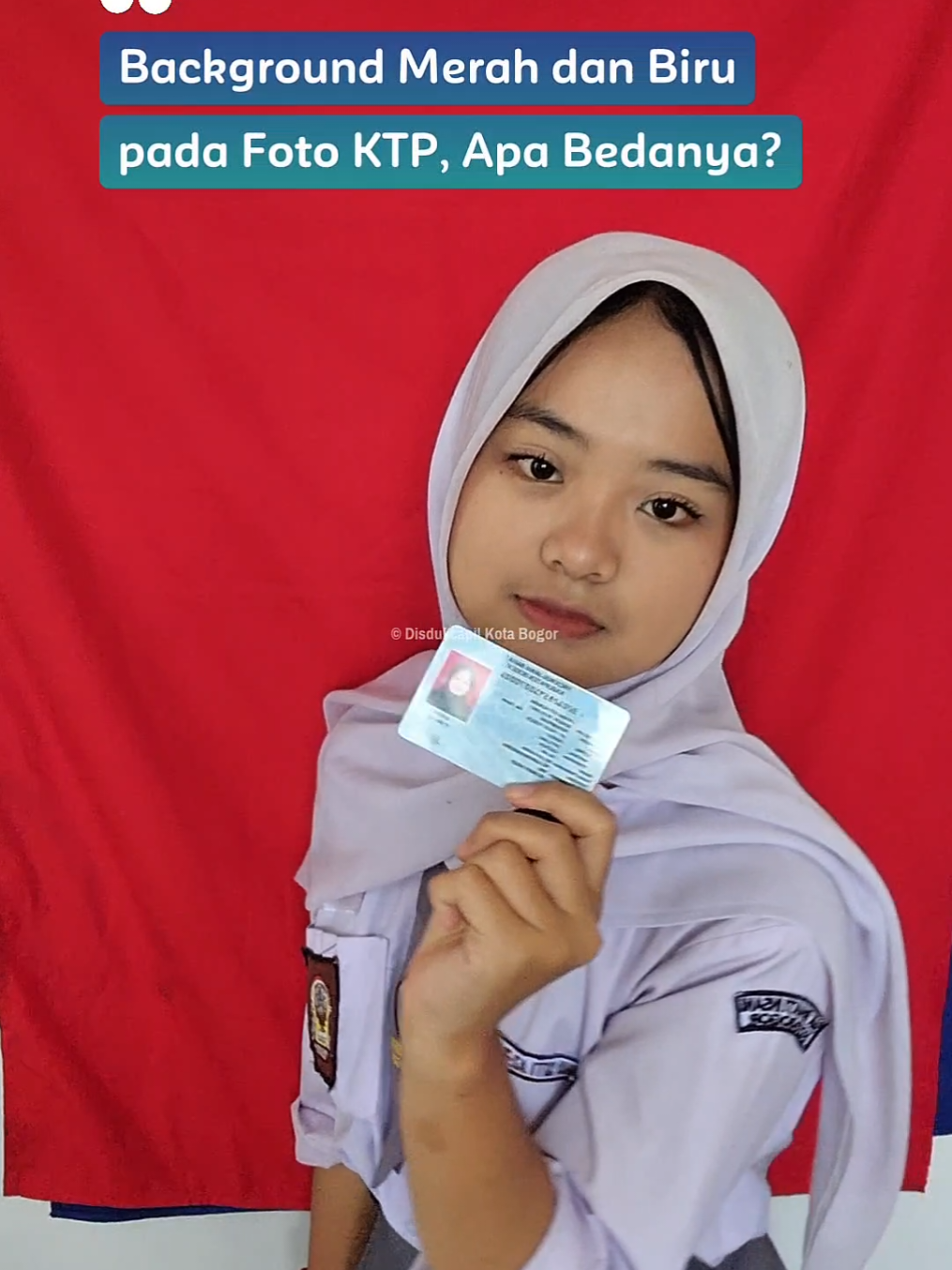 Merah atau Biru?  Bukan soal partai atau klub bola kesayangan, tapi warna background foto KTP dengan warna merah dan biru dibedakan berdasarkan tahun kelahiran kamu yaa. Merah untuk tahun GANJIL (1989, 2001, 2007, dll), dan Biru untuk tahun GENAP (1980, 1996, 2004, dll). “Pelayanan Adminduk MUDAH dan TIDAK BERBAYAR di Disdukcapil Kota Bogor” #dukcapilkotabogor #ktp #merah #biru 