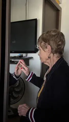 Dona Clarisse no confronto com o espelho , de vez em quando ela tem estes duelos com ela mesma!!! #alzheimer #mae #mulher 
