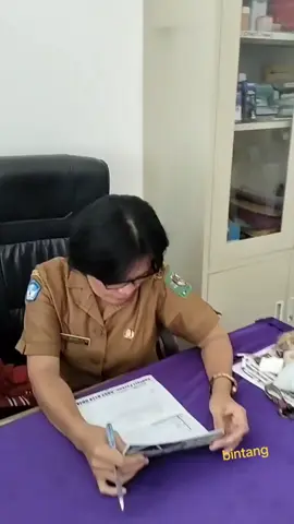 kenapa kalau guru yg mendisiplinkan banyak yang keberatan lalu ketika dikirim ke barak militer justru banyak yang dukung..