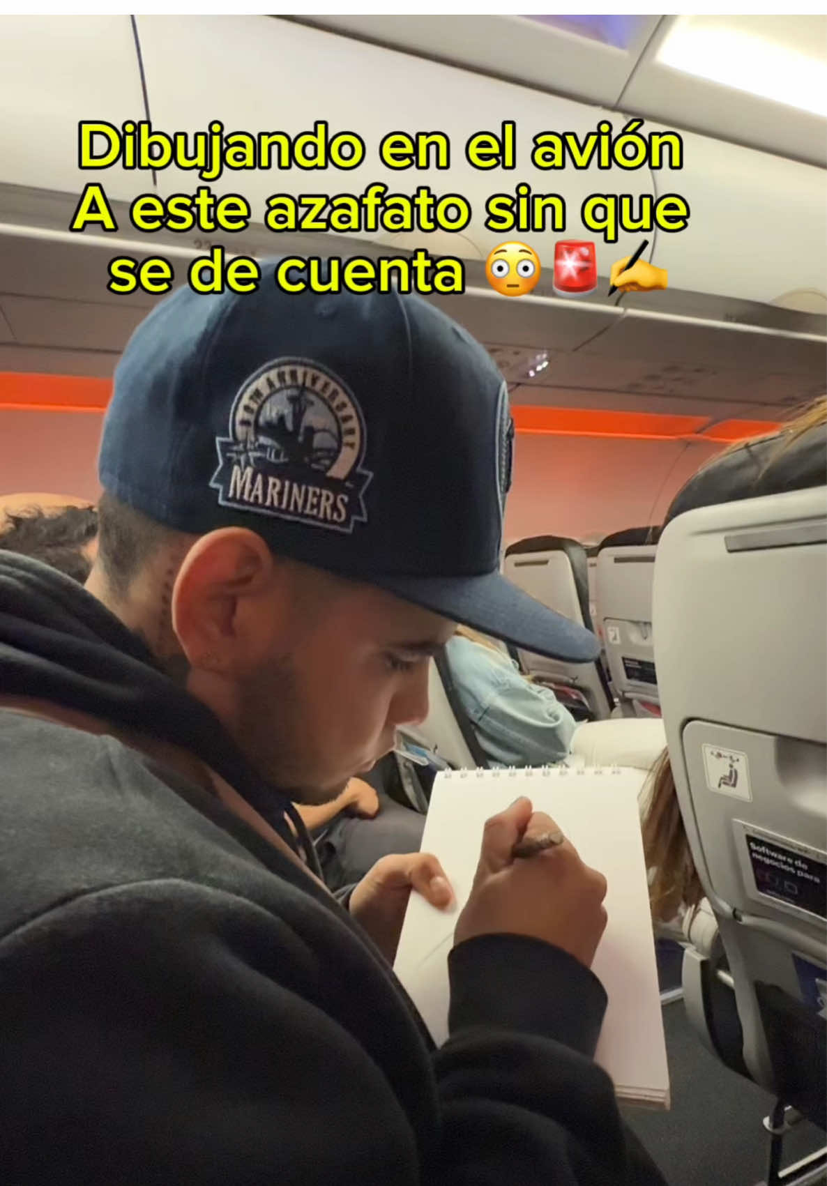 Dibujando en el avión a este azafato sin que se de cuenta ✨❤️🚨 #arte #dibujo #avianca 