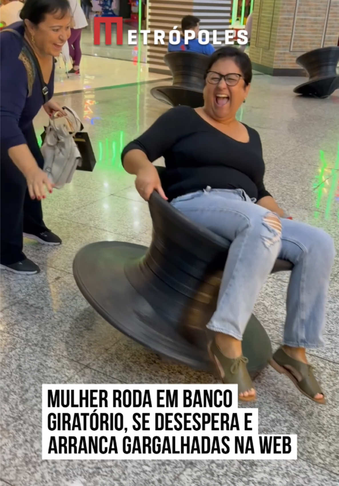 Ela: AAAAAAAAAAA A gente: 🤣🤣🤣🤣🤣 A #mulher do vídeo parecia muito corajosa no começo - talvez nem tanto - na hora que sentou num banco circular giratório. Mas bastou alguns segundos para ela gritar desesperadamente com o movimento rápido do assento inusitado e divertir o pessoal ao redor e todo mundo na internet que viu a cena viral. Vocês se arriscariam nesta 