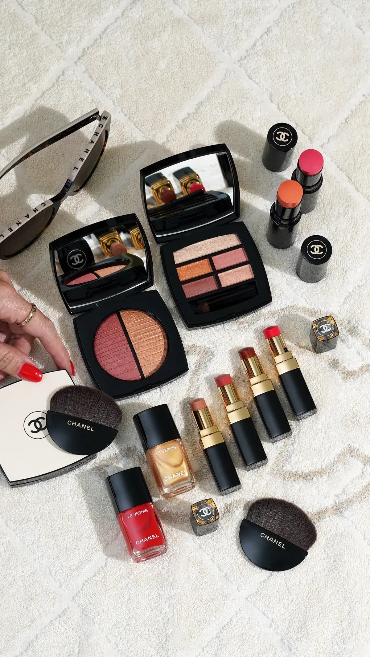 Summer glow with warm pops of color with the Chanel Les Beiges Golden Hour collection for summer 2025 💛 swipe for swatches #chanel #chanelbeauty #chanelsummer #lesbeiges #welovecoco 